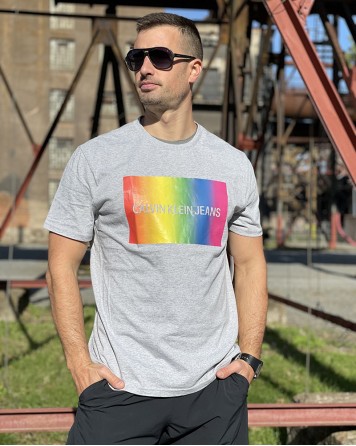 Triko pánské Calvin Klein s duhovým potiskem